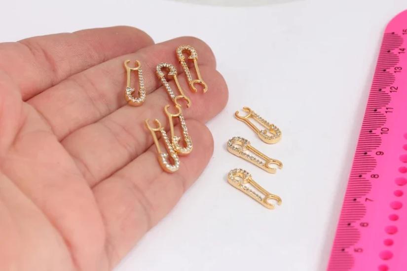 24k Altın Kaplama Beyaz Zirkon Taşlı Çengelli İğne Charms,