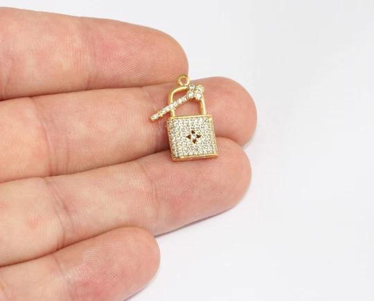 24k Altın Kaplama Beyaz Zirkon Taşlı Anahtar ve Kilit Charms,