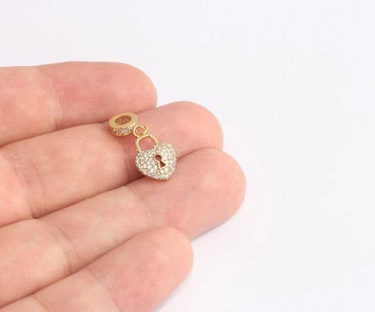 24k Altın Kaplama Beyaz Zirkon Taşlı Kilit Kalp Sallantılı Charms,