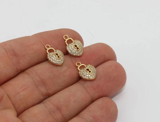 24k Altın Kaplama Beyaz Zirkon Taşlı Kalpli Kilit Charms,